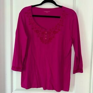 Beautiful vibrant fuchsia colored ladies 3/4 length sleeve top. Great condition!